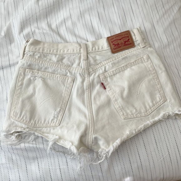 Levi’s White Denim Shorts - Picture 2 of 4